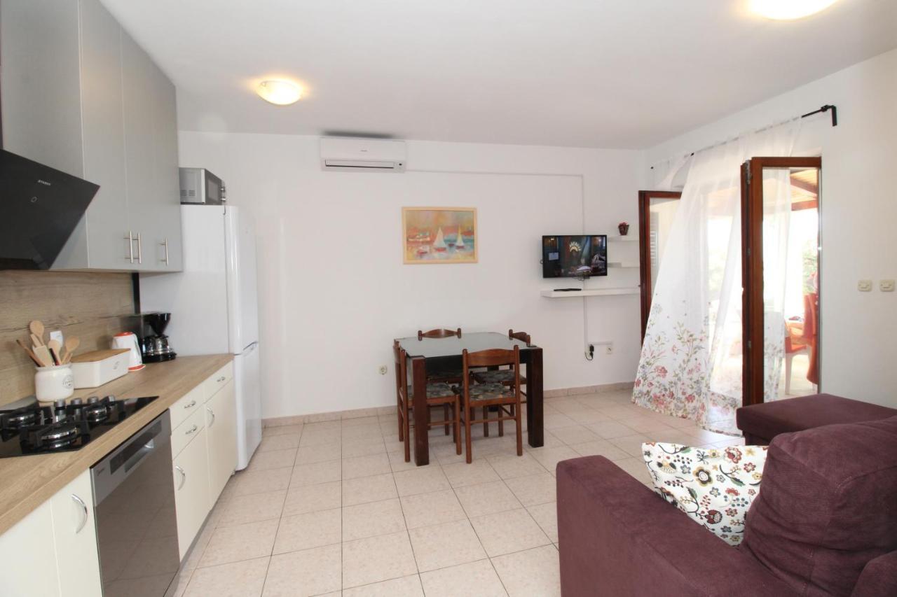 Apartments By The Sea Mandre, Pag - 6284 Kolan Exterior foto